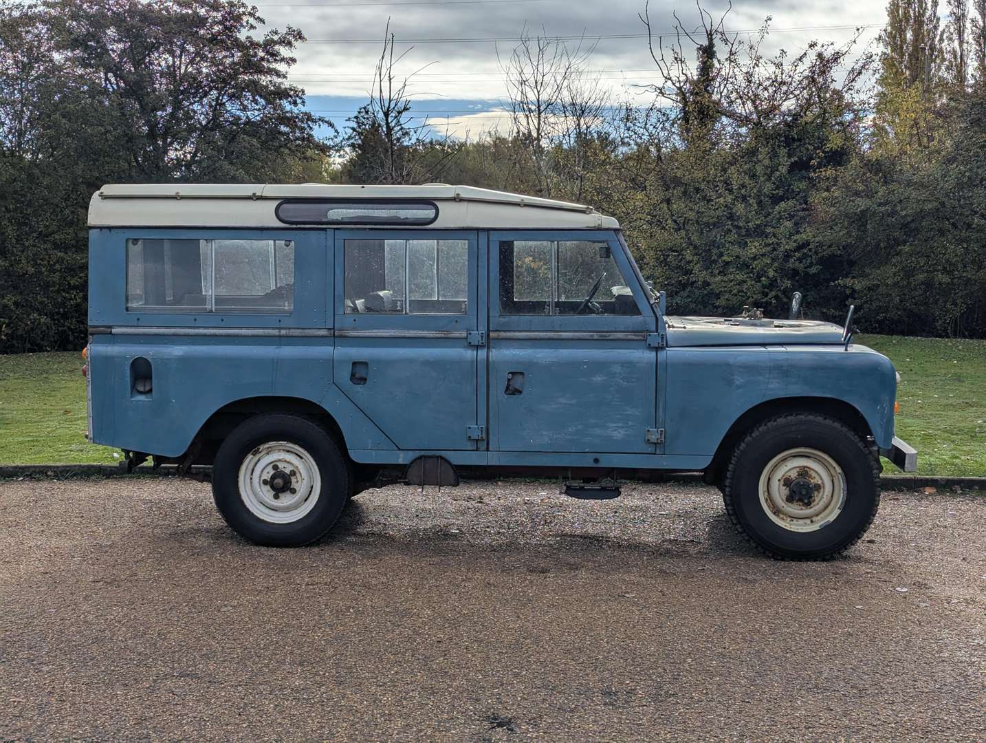 <p>1976 LAND ROVER SIII 109" STATION WAGON</p>