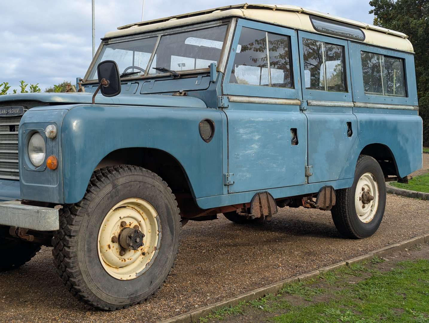 <p>1976 LAND ROVER SIII 109" STATION WAGON</p>