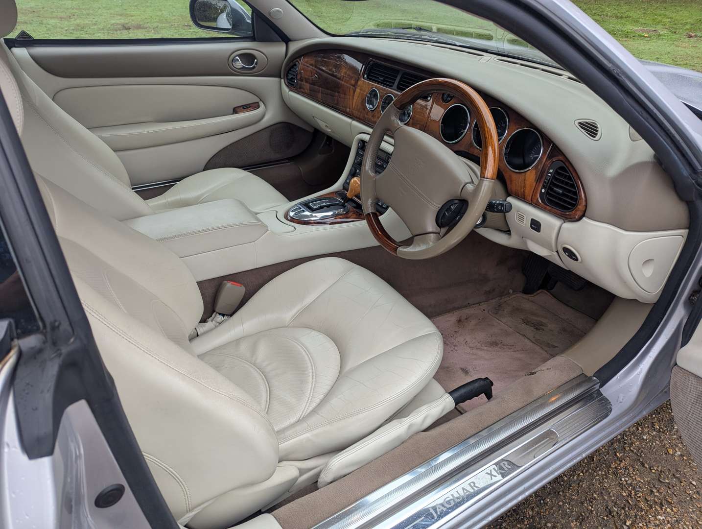 <p>2001 JAGUAR XKR 4.0 AUTO</p>