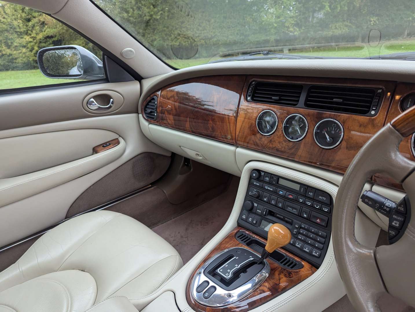 <p>2001 JAGUAR XKR 4.0 AUTO</p>