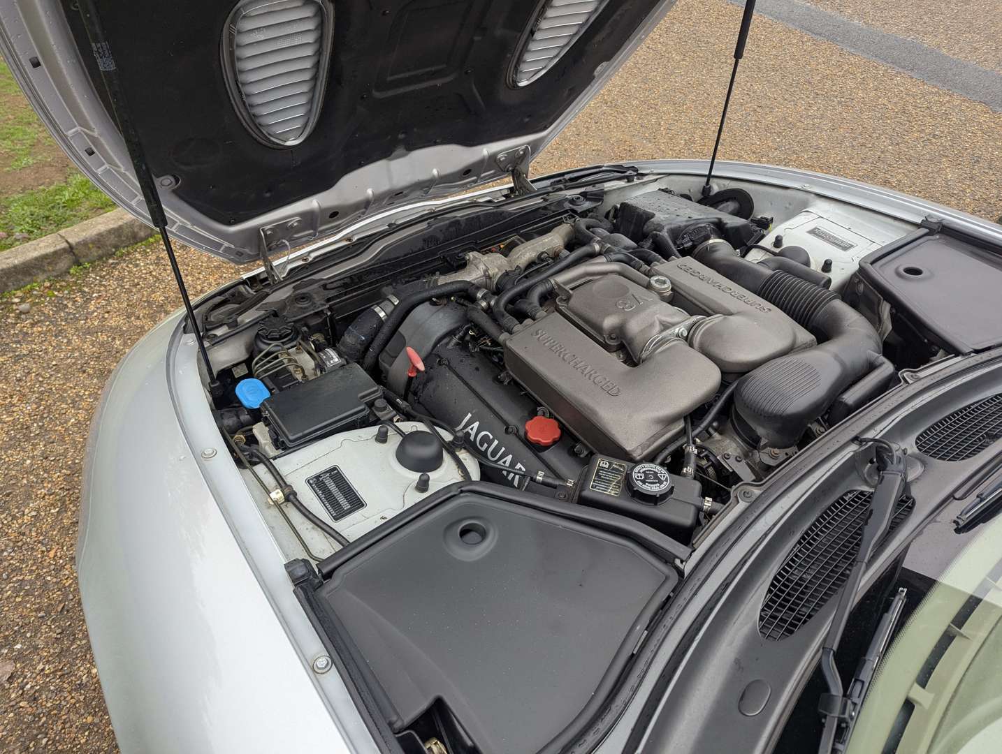 <p>2001 JAGUAR XKR 4.0 AUTO</p>