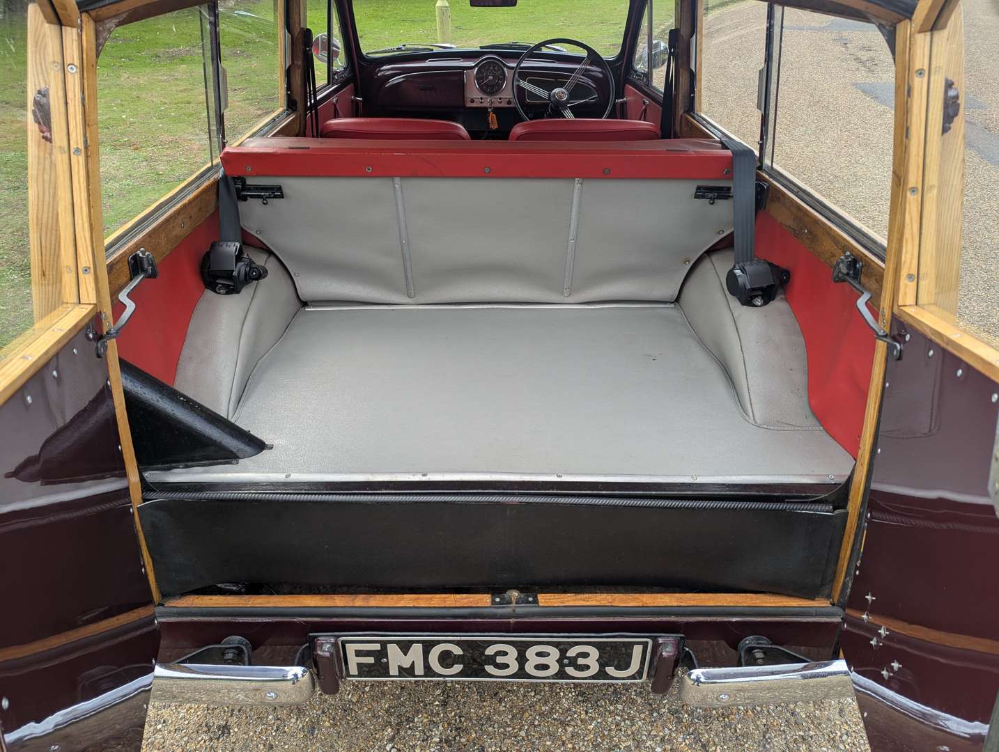 <p>1970 MORRIS MINOR TRAVELLER</p>