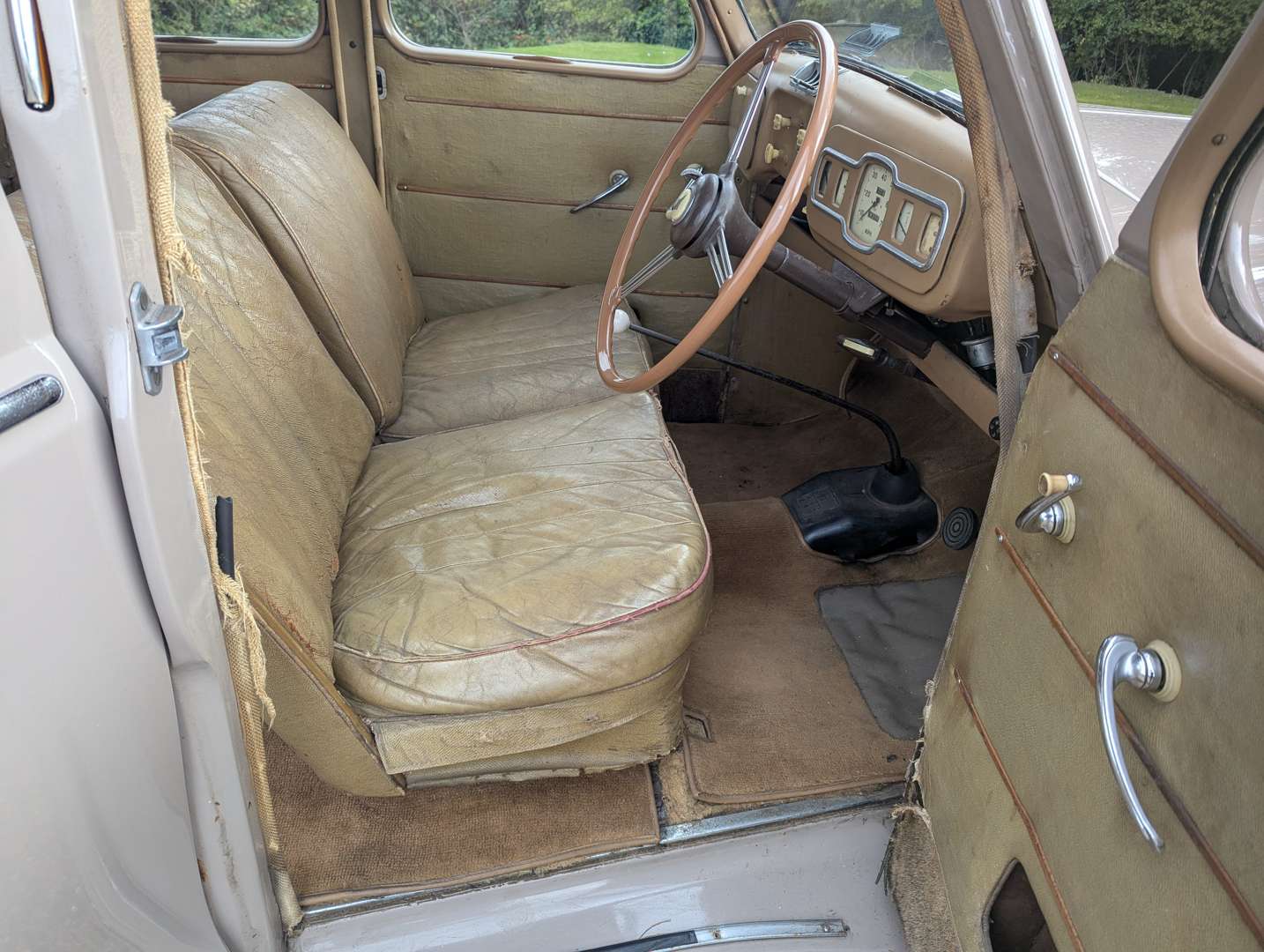 <p>1948 AUSTIN A40 DEVON</p>