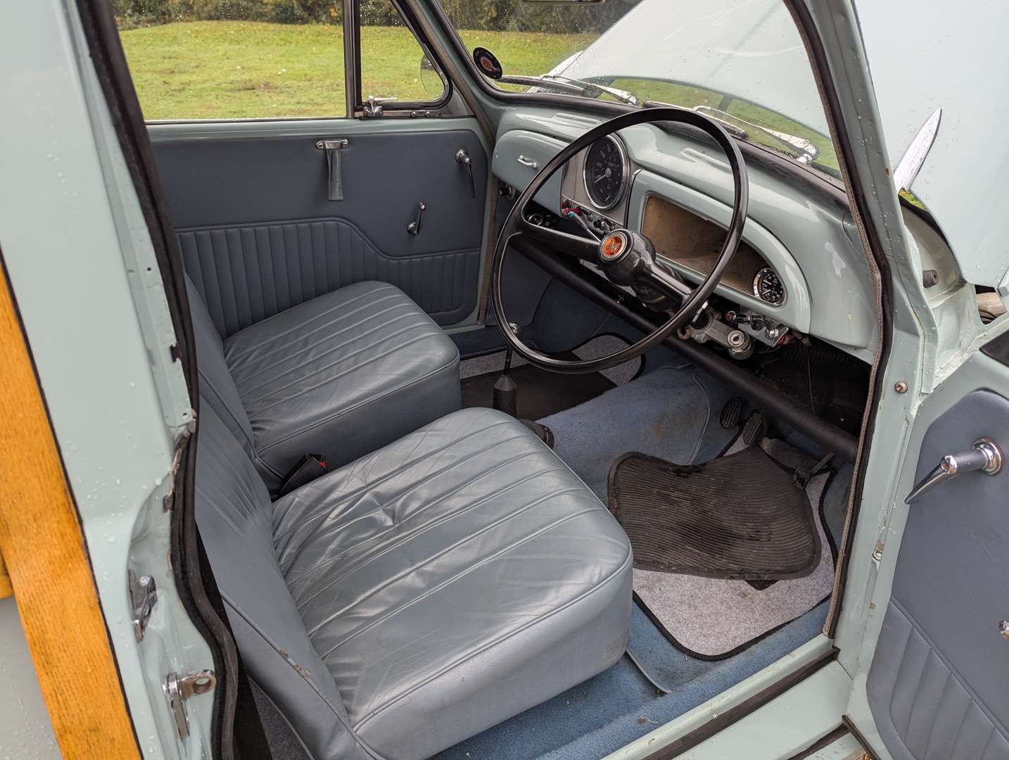 <p>1971 MORRIS MINOR 1000 TRAVELLER</p>