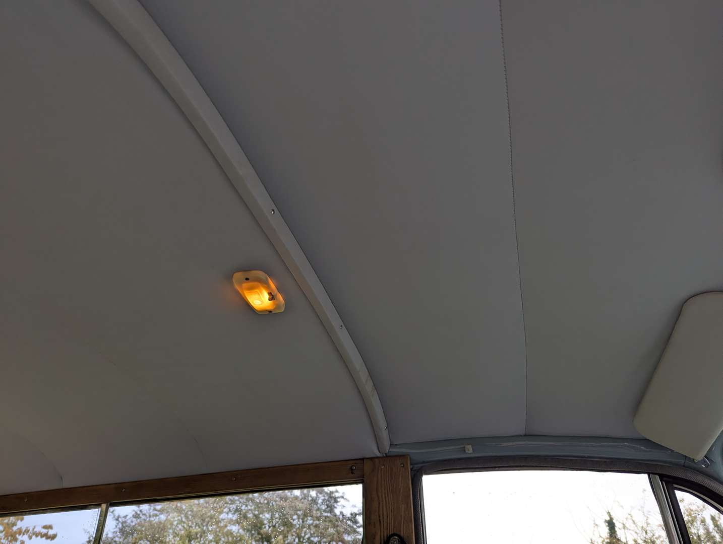 <p>1971 MORRIS MINOR 1000 TRAVELLER</p>