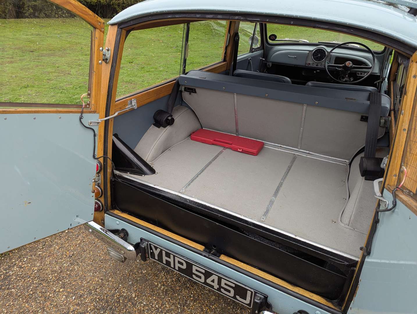 <p>1971 MORRIS MINOR 1000 TRAVELLER</p>