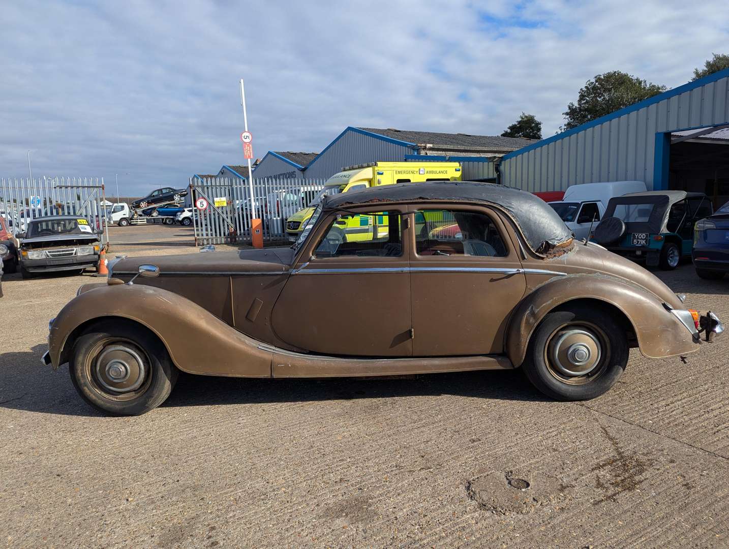 <p>1953 RILEY RMF 2.5 SALOON</p>