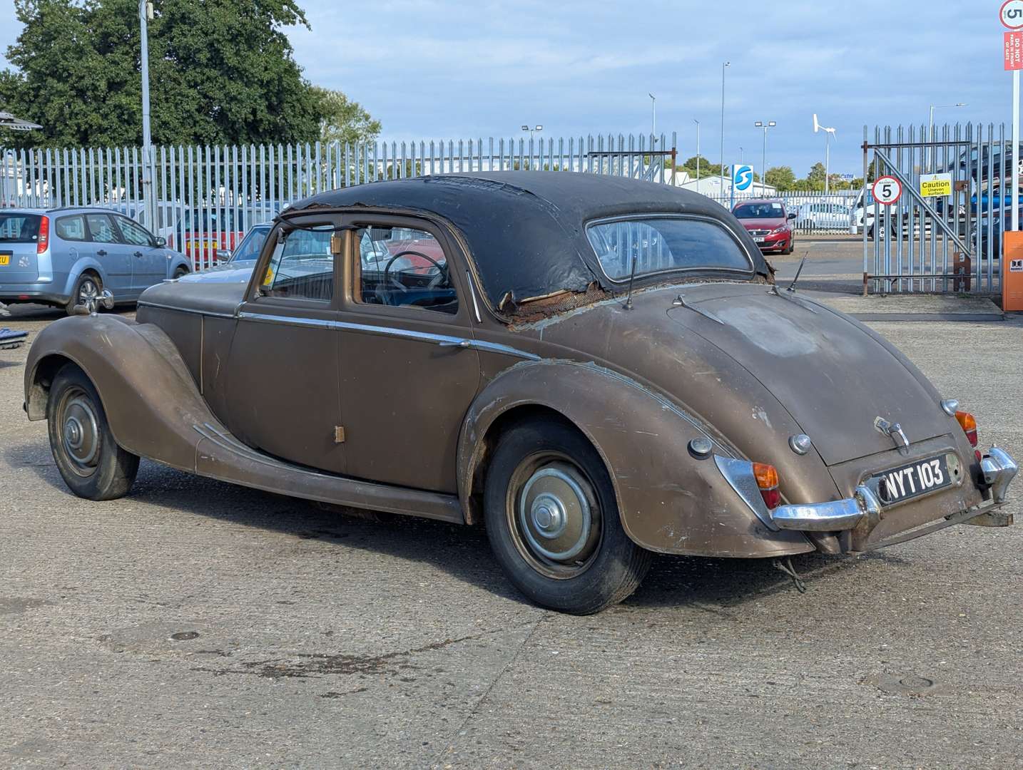 <p>1953 RILEY RMF 2.5 SALOON</p>