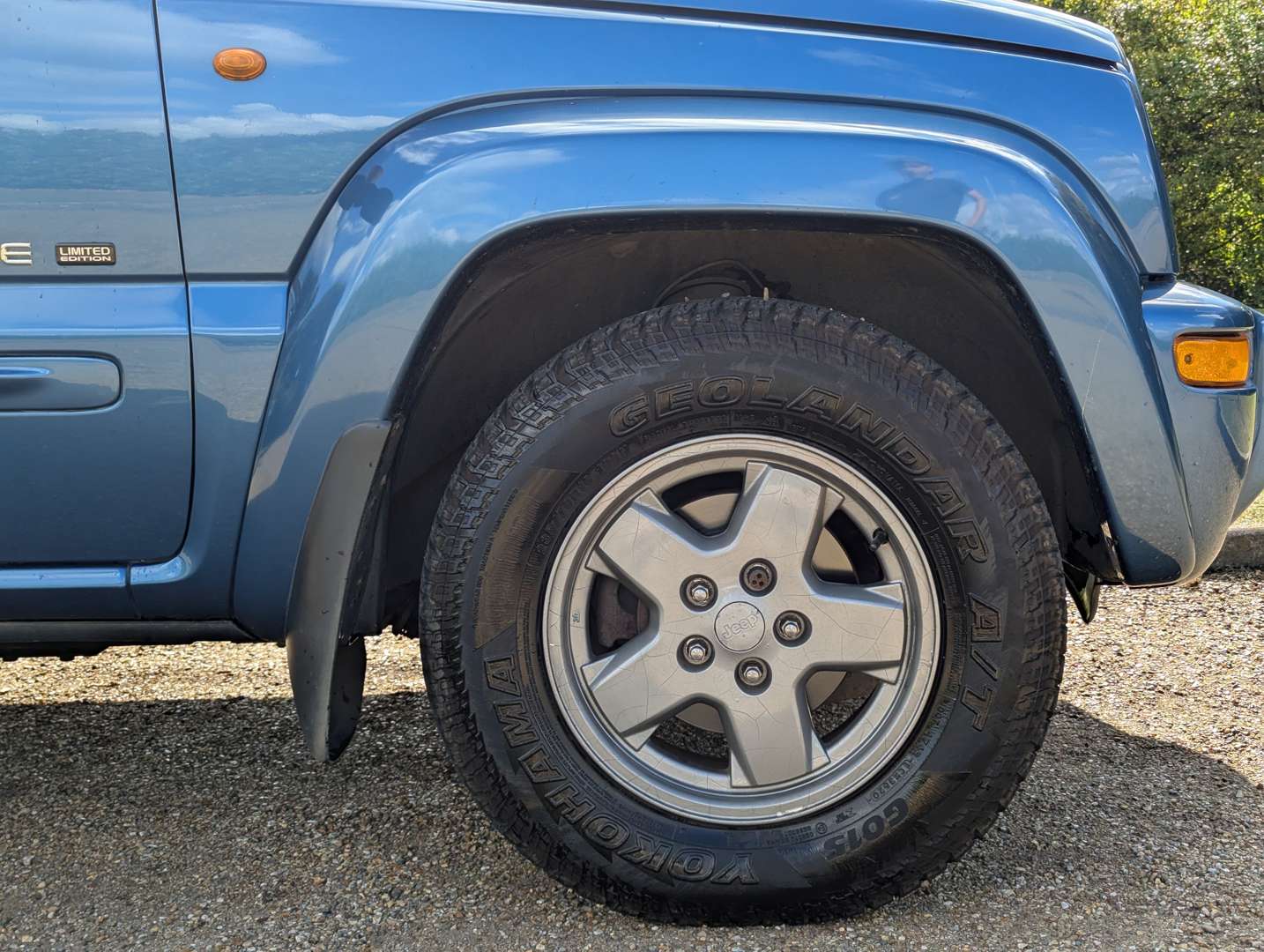 <p>2003 JEEP CHEROKEE 3.7 LIMITED AUTO</p>