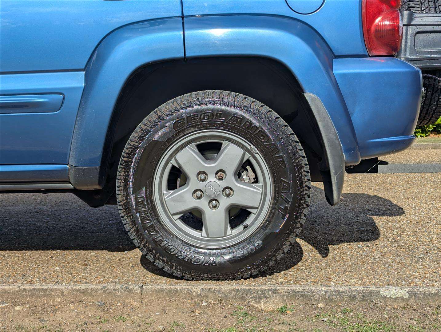 <p>2003 JEEP CHEROKEE 3.7 LIMITED AUTO</p>