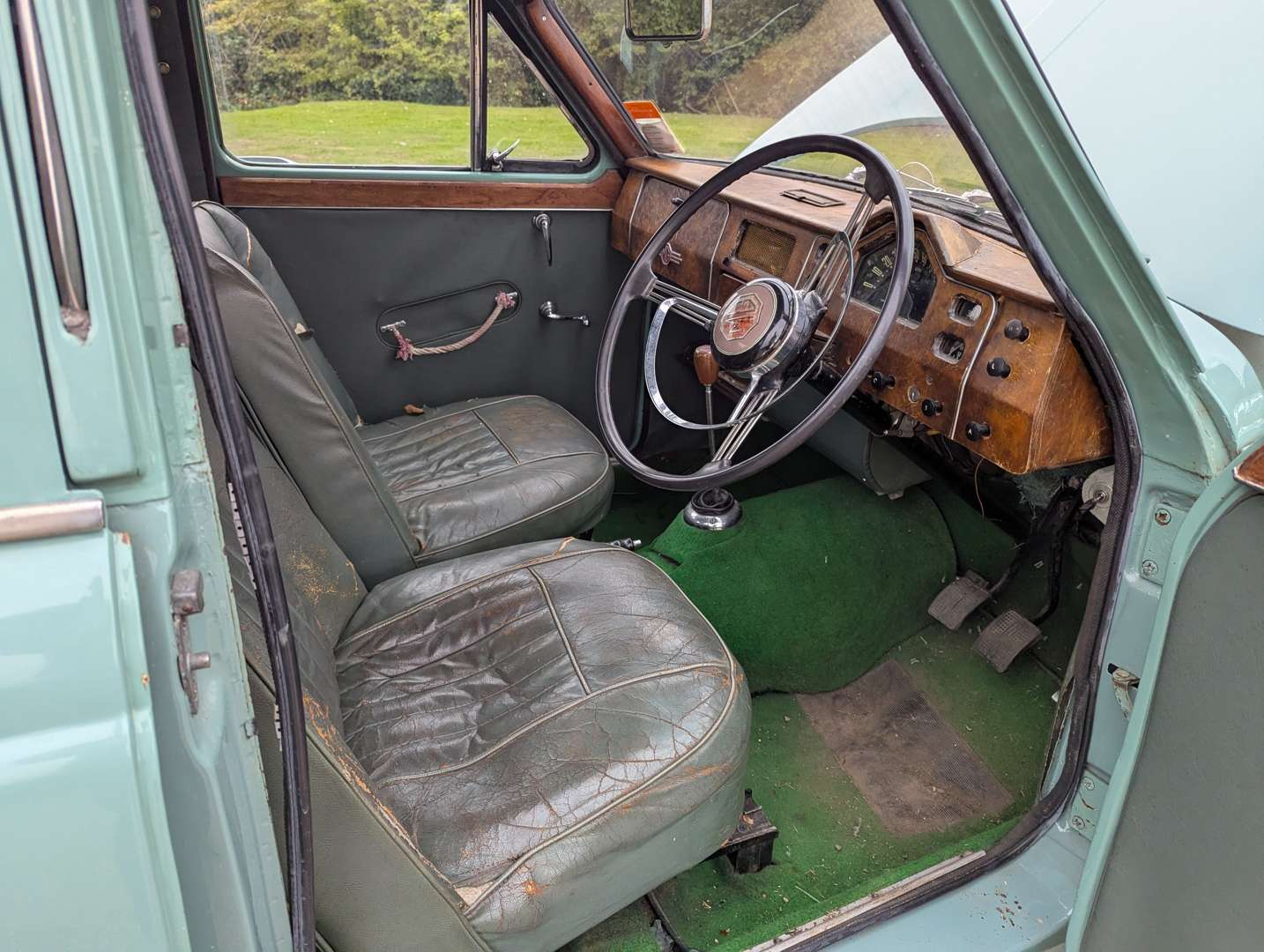 <p>1955 MG MAGNETTE</p>