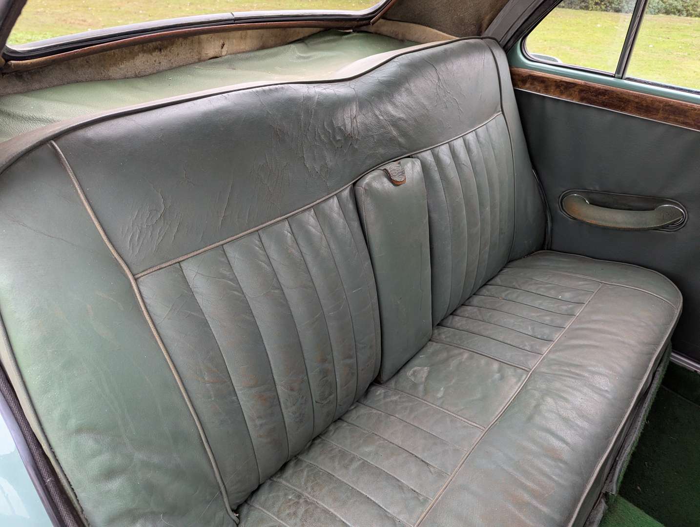 <p>1955 MG MAGNETTE</p>