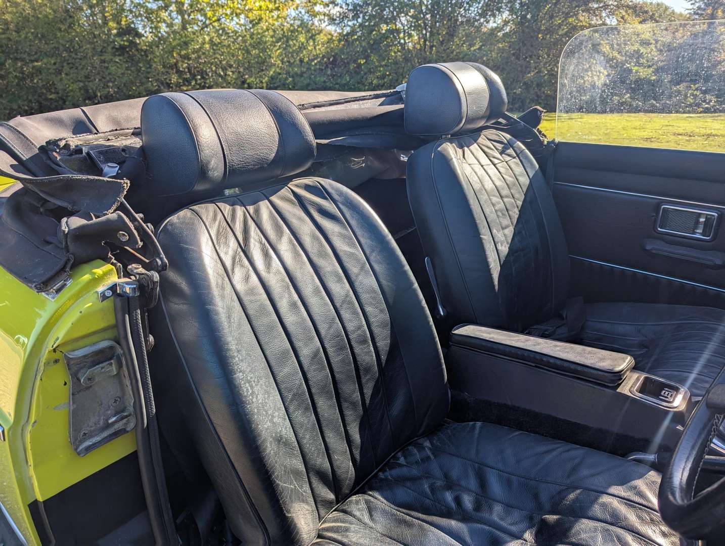 <p>1973 MG B ROADSTER</p>