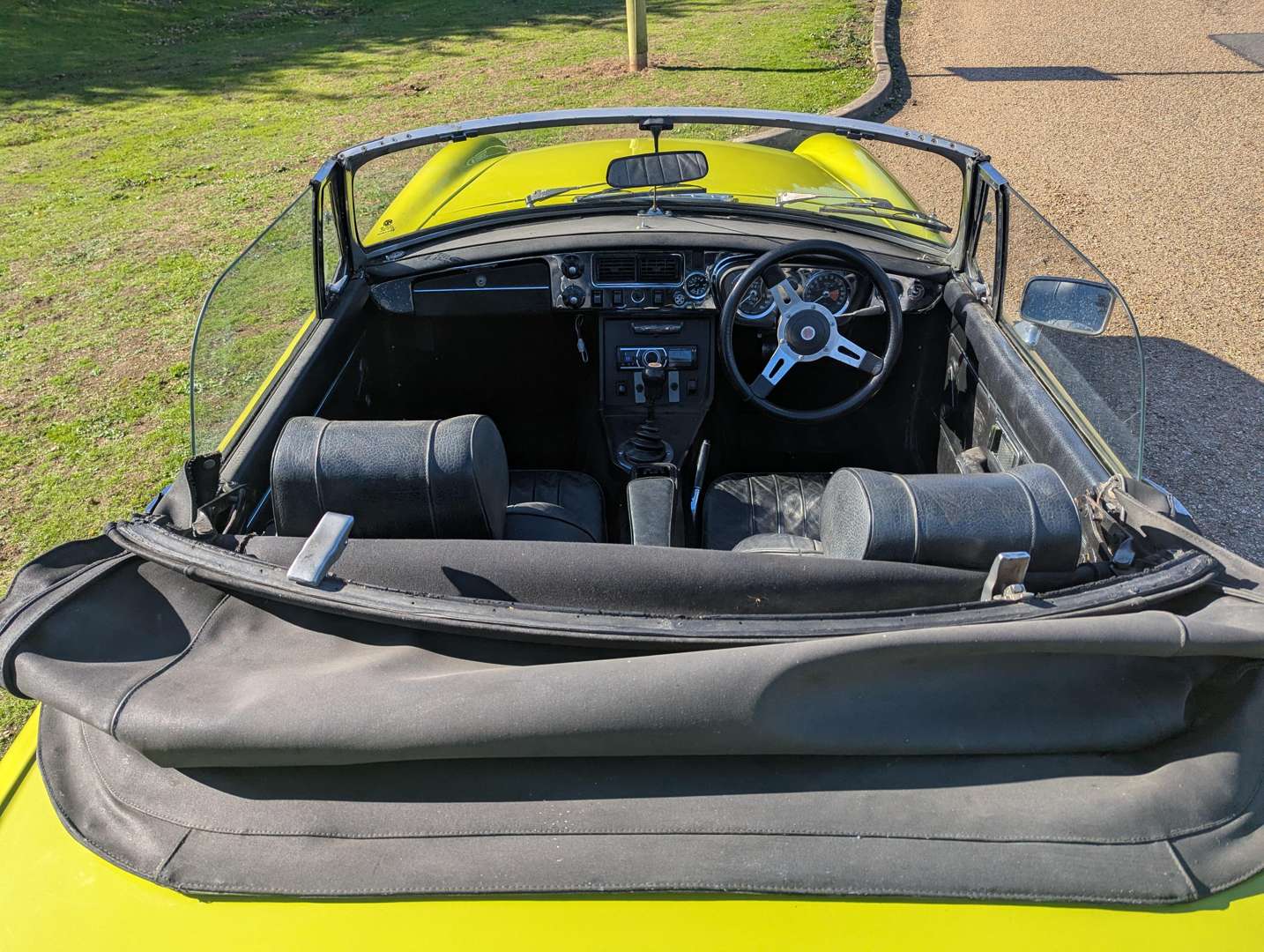 <p>1973 MG B ROADSTER</p>