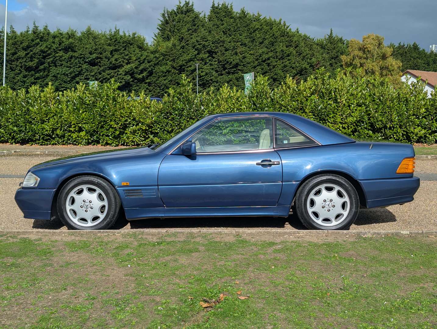 <p>1992 MERCEDES 300SL-24 AUTO</p>