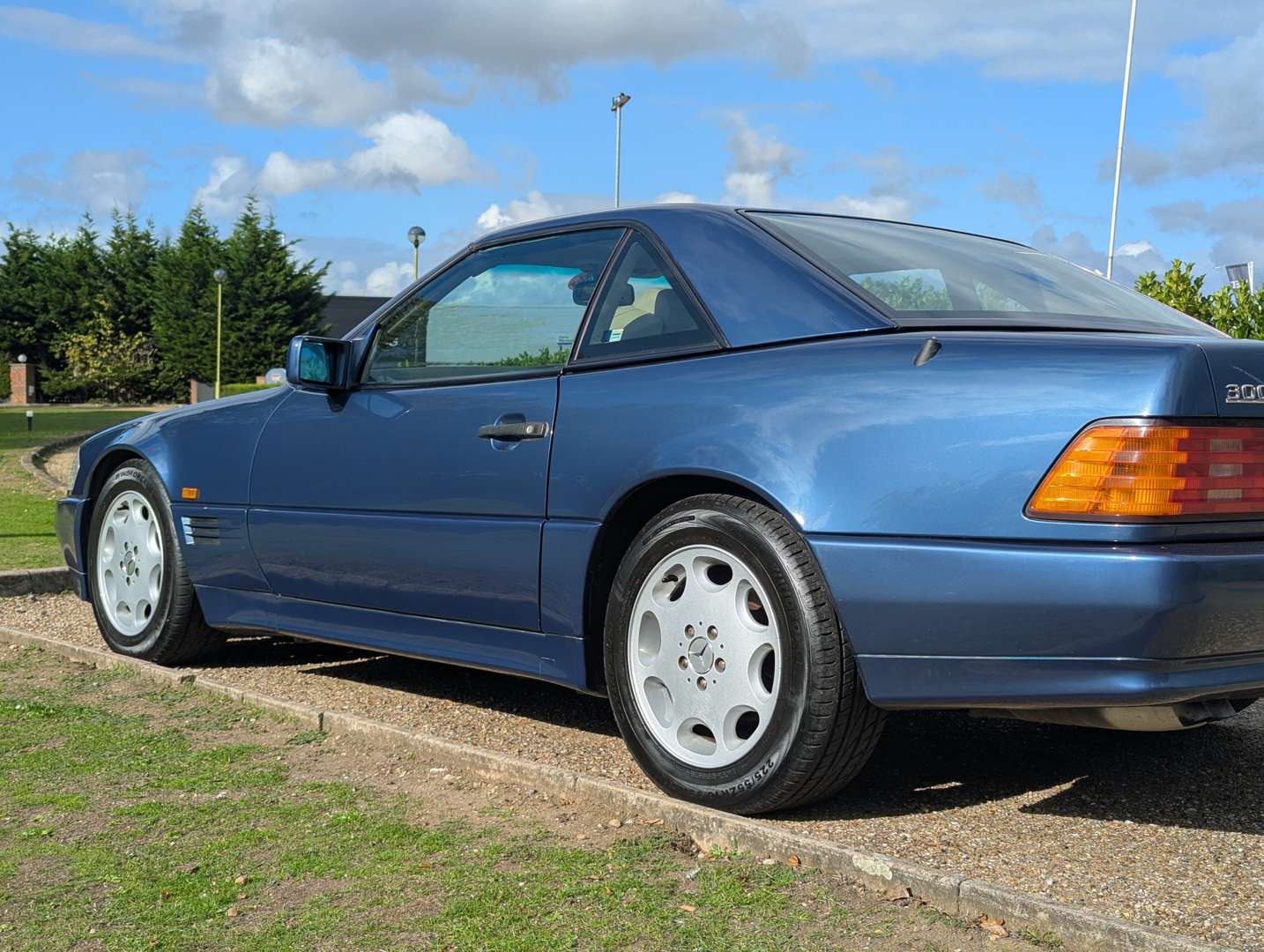 <p>1992 MERCEDES 300SL-24 AUTO</p>