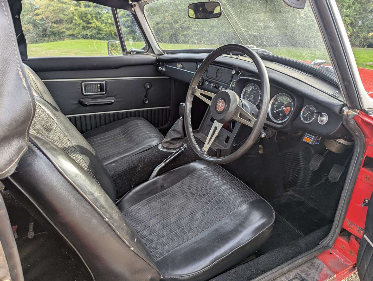 <p>1970 MG B ROADSTER</p>