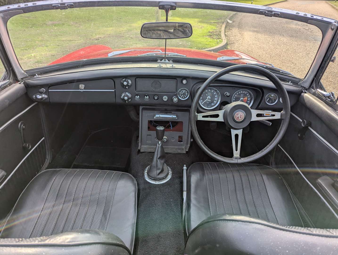 <p>1970 MG B ROADSTER</p>