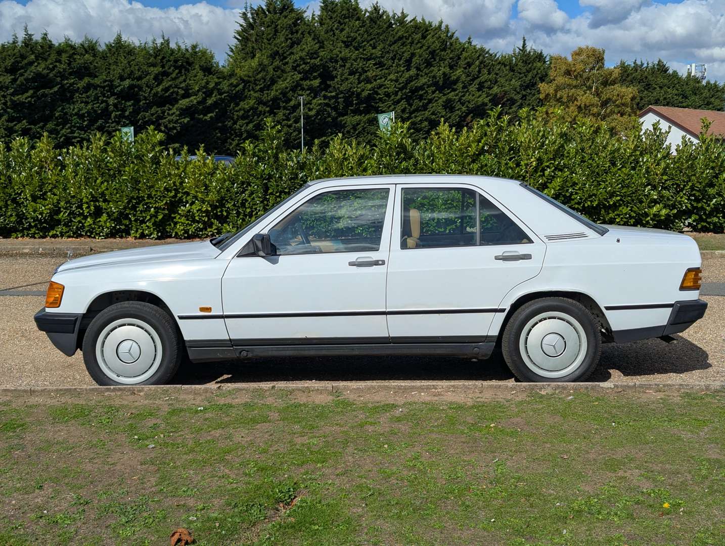 <p>1985 MERCEDES 190E 2.0 MANUAL</p>