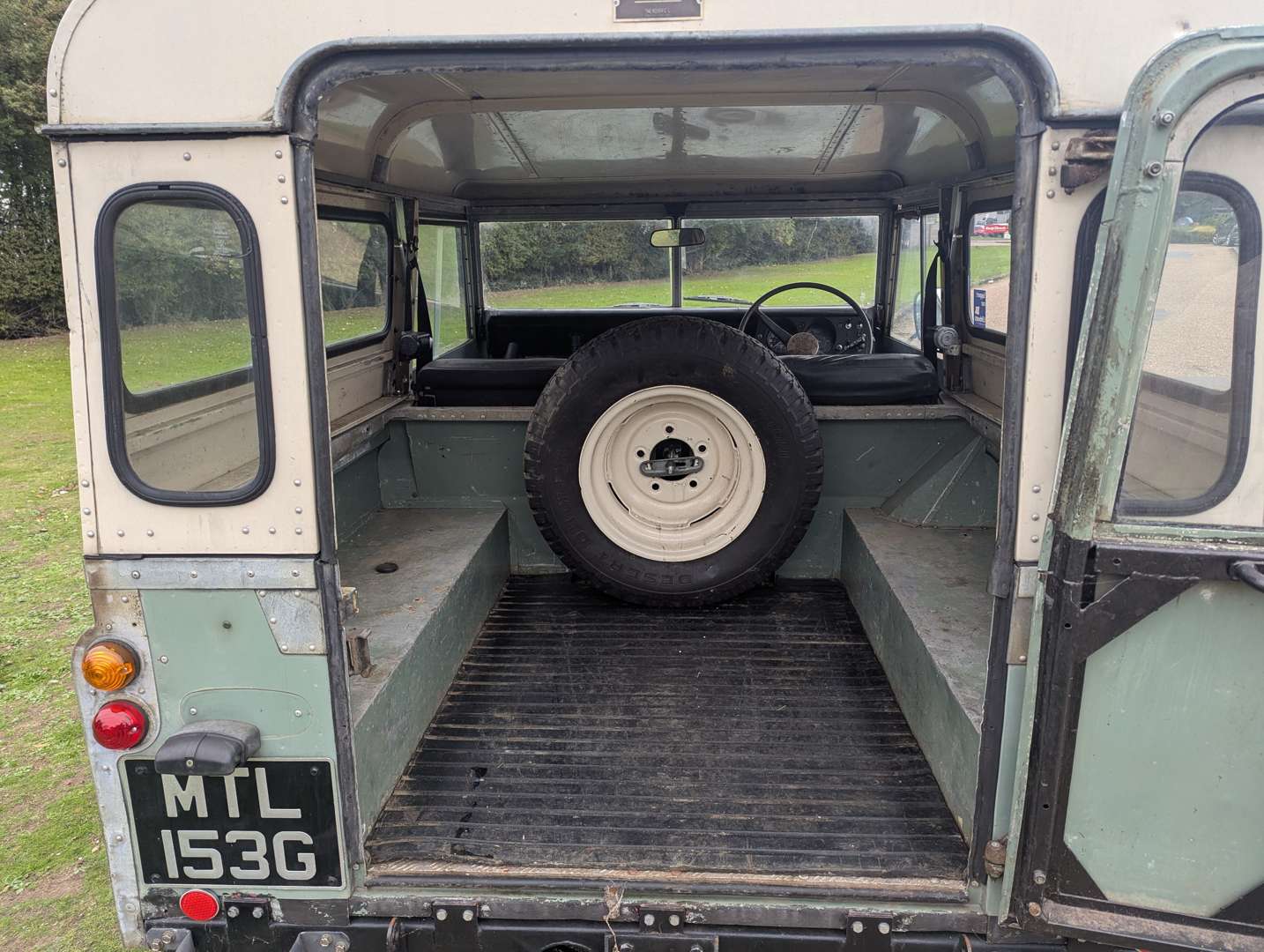 <p>1969 LAND ROVER SERIES IIA</p>