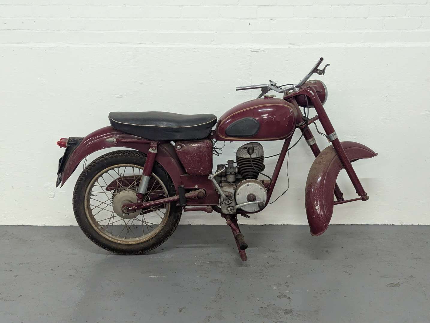 <p>1957 JAMES CAPTAIN</p>