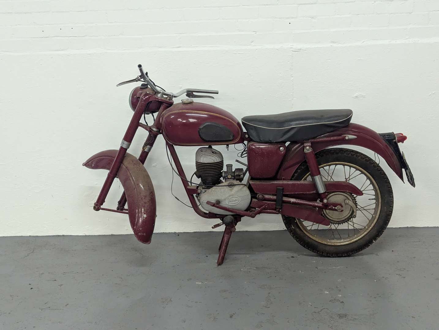 <p>1957 JAMES CAPTAIN</p>