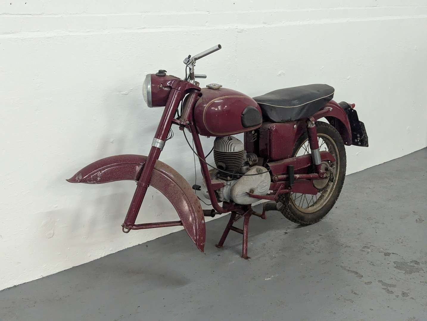 <p>1957 JAMES CAPTAIN</p>