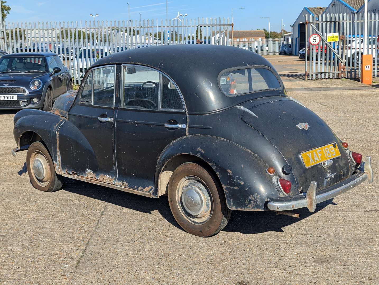 <p>1956 MORRIS MINOR SALOON</p>