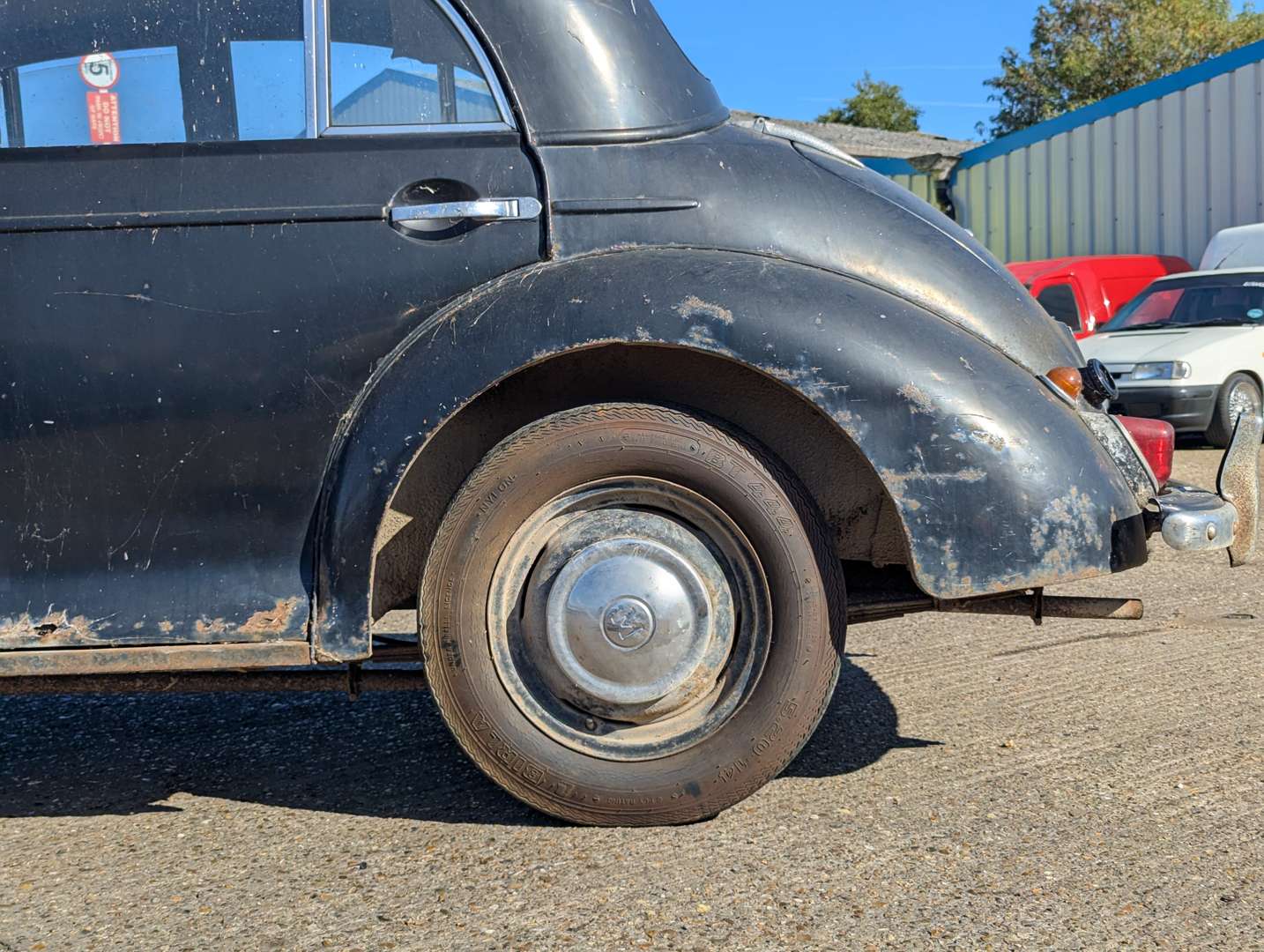<p>1956 MORRIS MINOR SALOON</p>