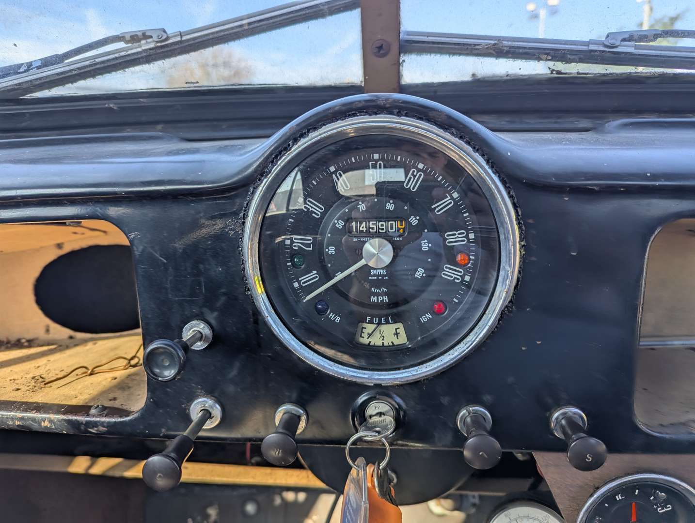 <p>1956 MORRIS MINOR SALOON</p>