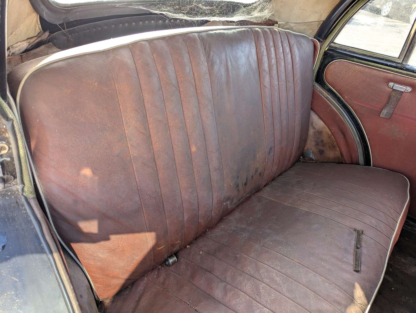 <p>1956 MORRIS MINOR SALOON</p>