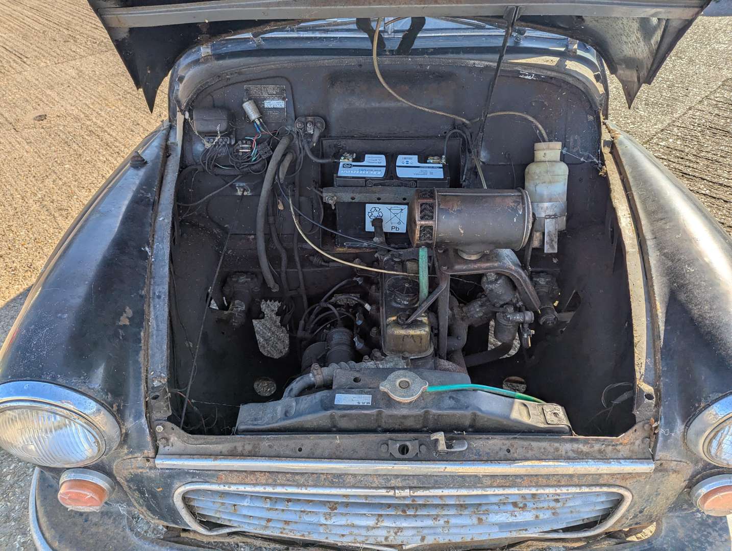 <p>1956 MORRIS MINOR SALOON</p>