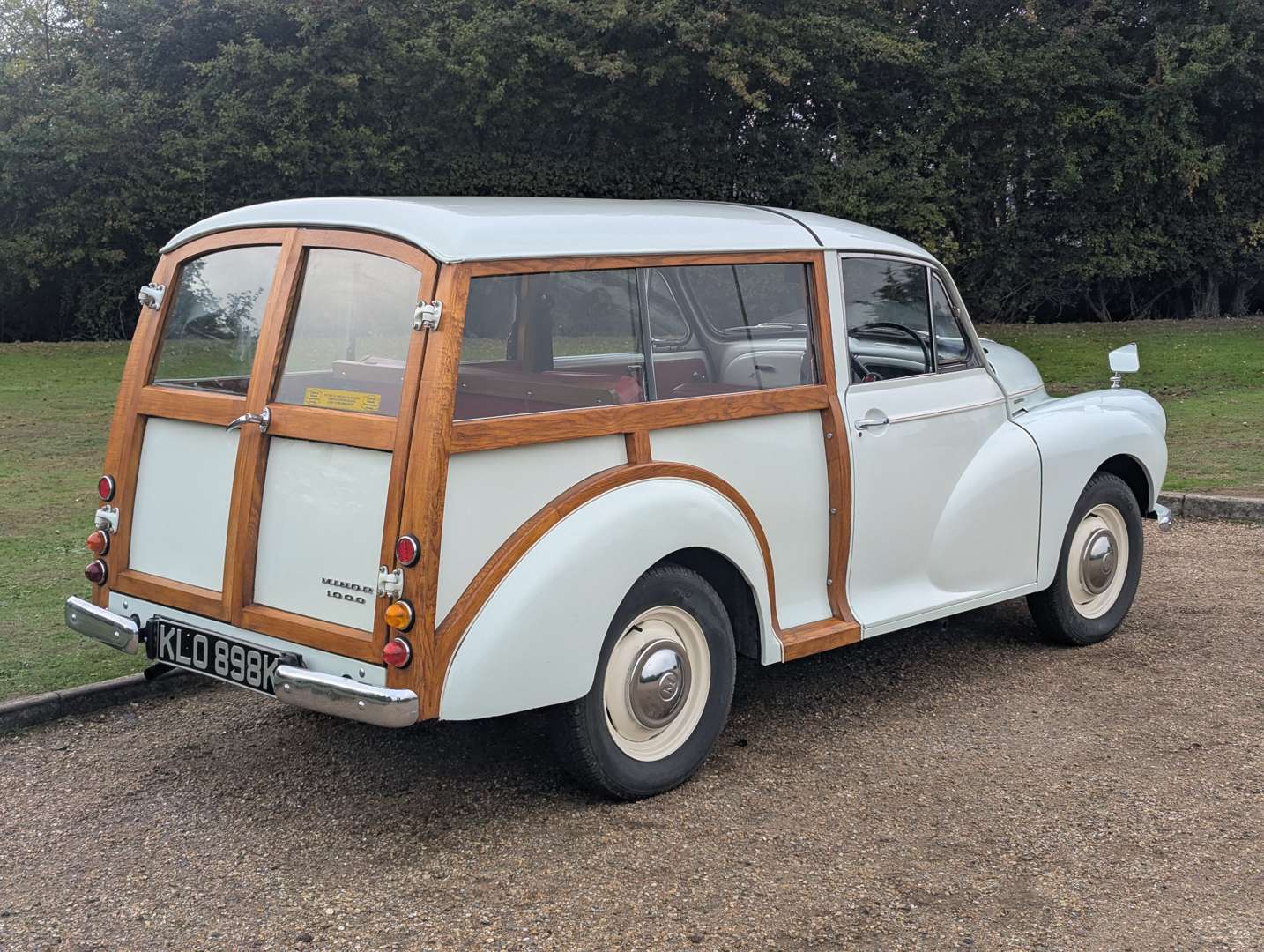 <p>1971 MORRIS MINOR 1000 TRAVELLER</p>
