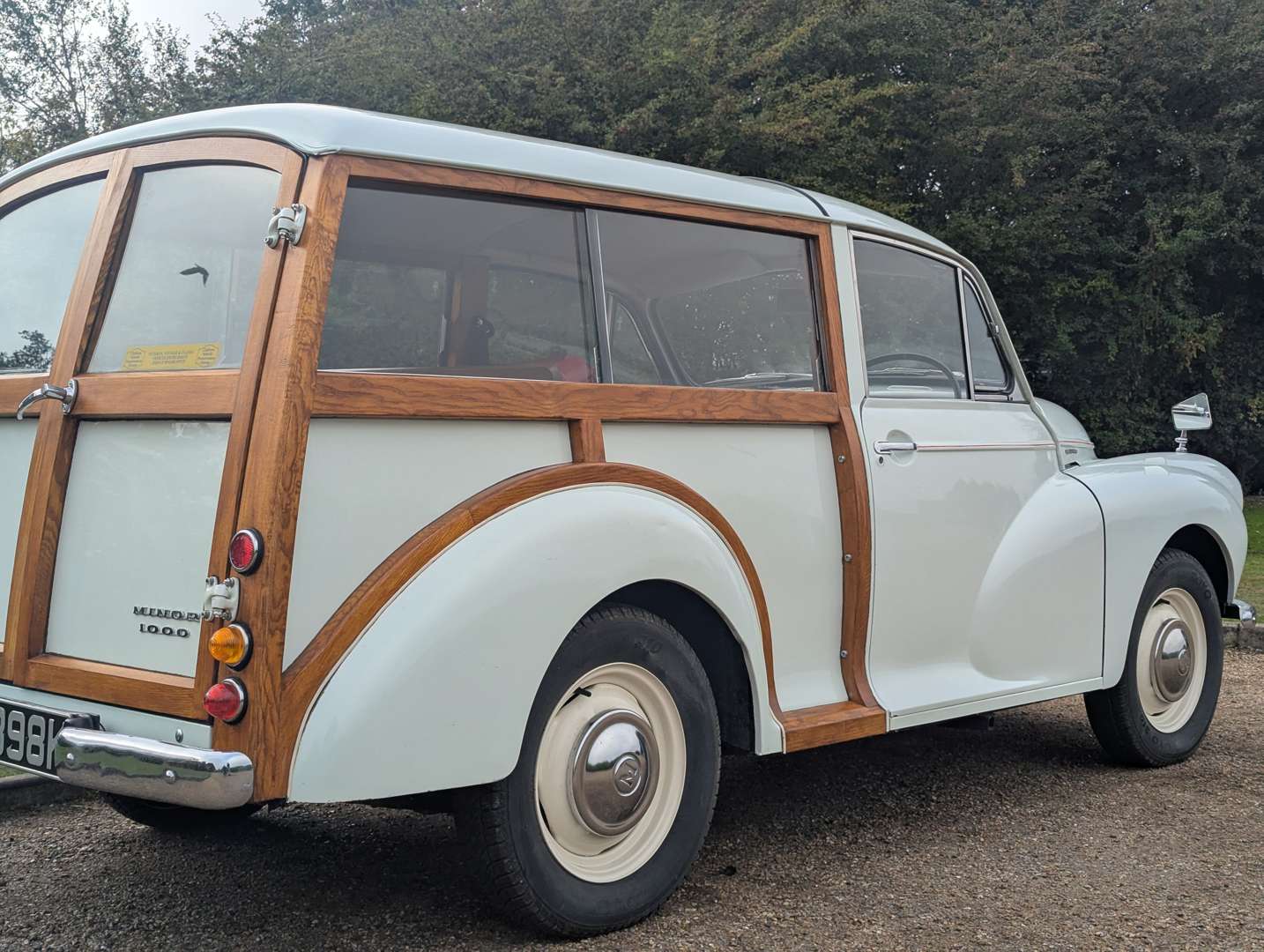 <p>1971 MORRIS MINOR 1000 TRAVELLER</p>