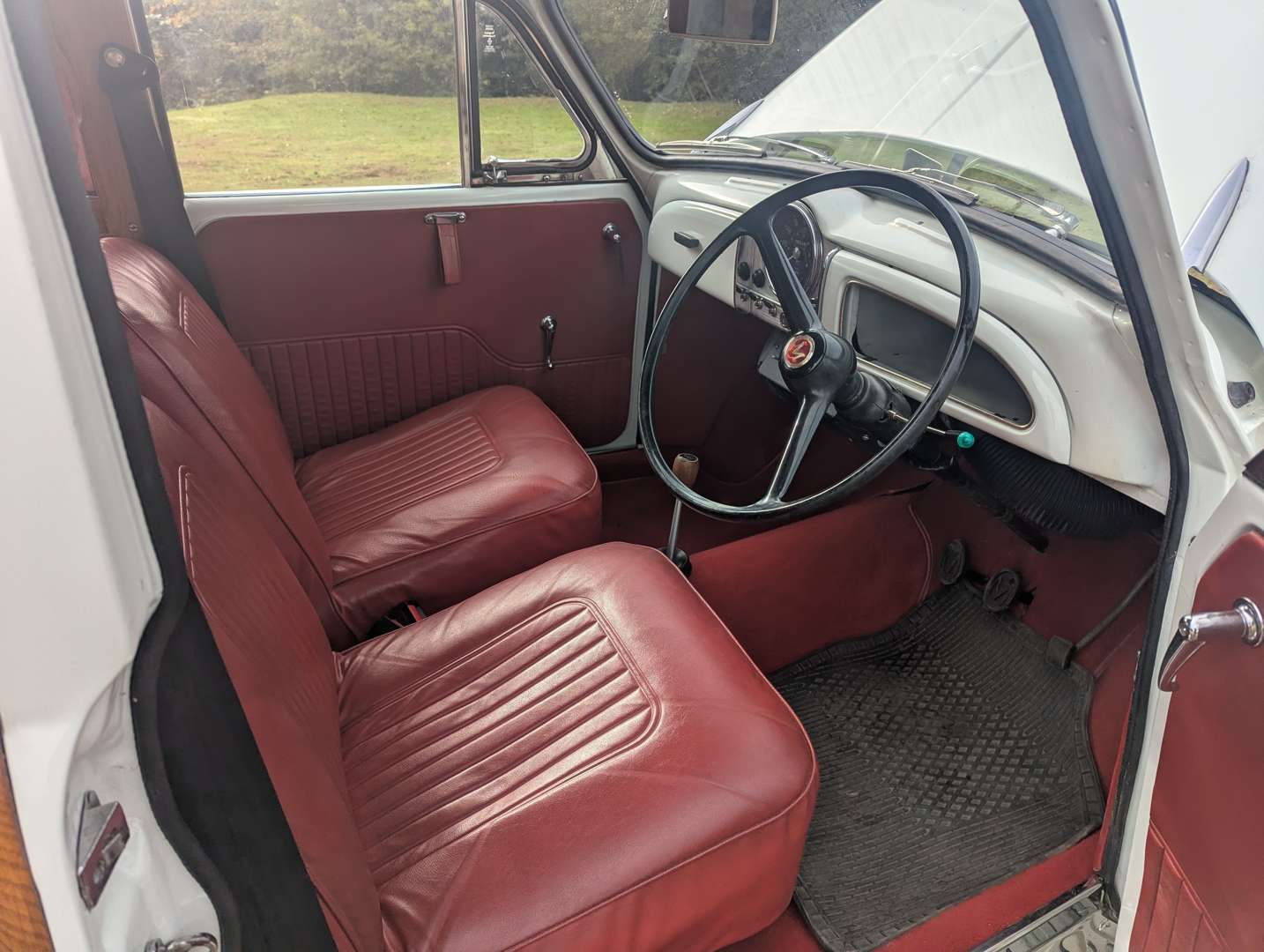 <p>1971 MORRIS MINOR 1000 TRAVELLER</p>