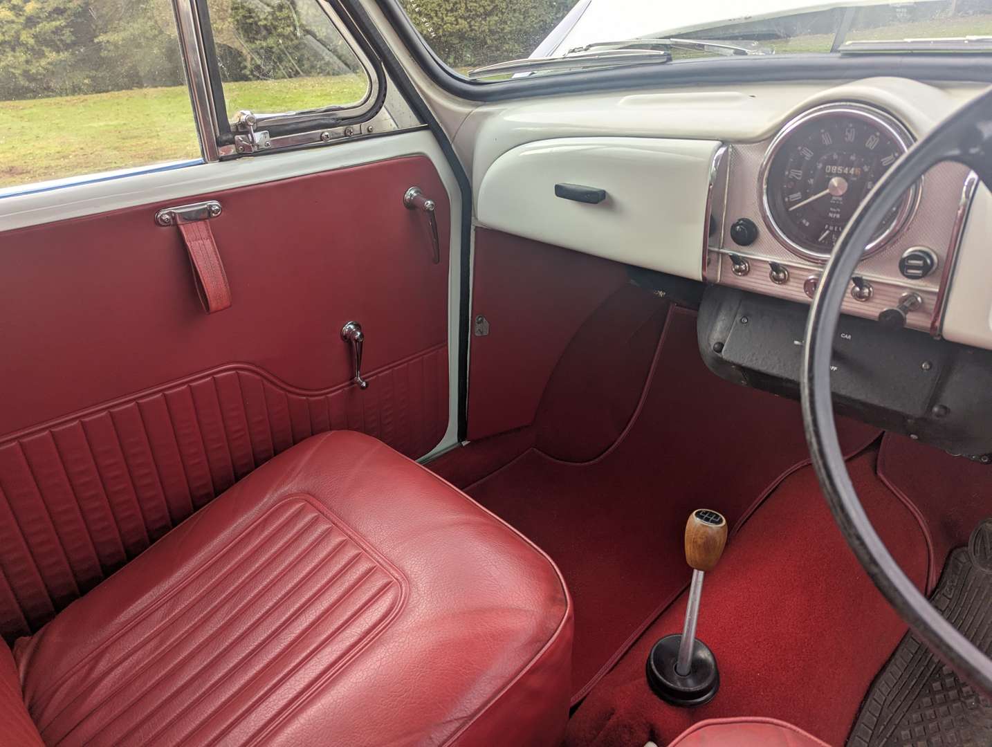 <p>1971 MORRIS MINOR 1000 TRAVELLER</p>