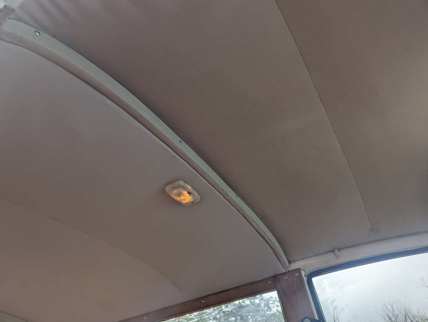 <p>1971 MORRIS MINOR 1000 TRAVELLER</p>