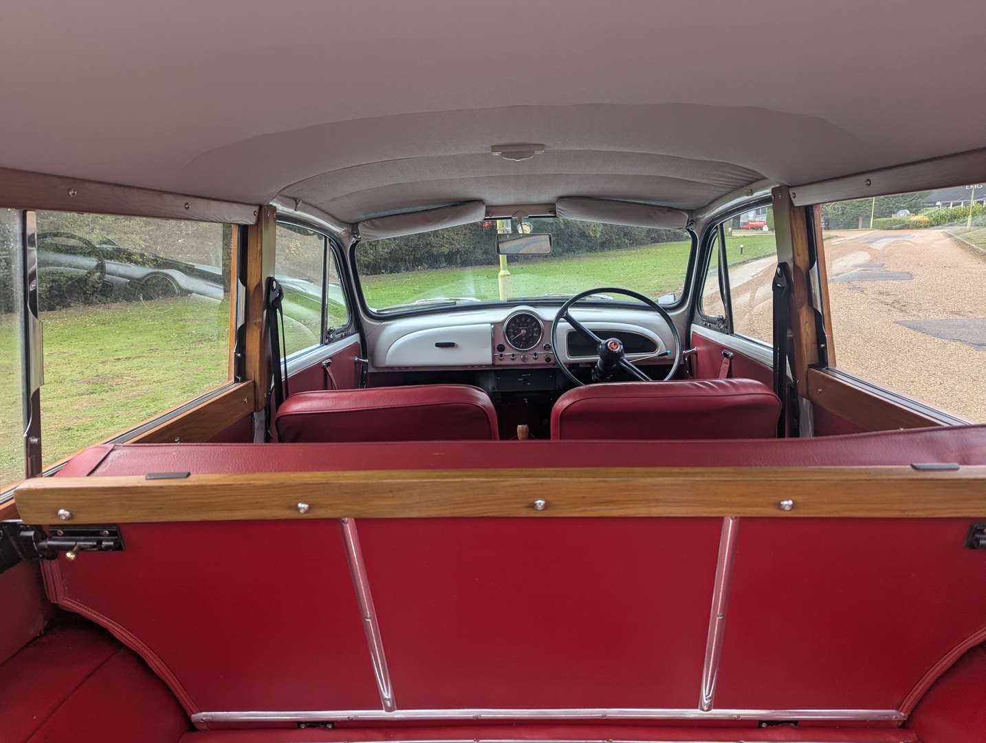 <p>1971 MORRIS MINOR 1000 TRAVELLER</p>