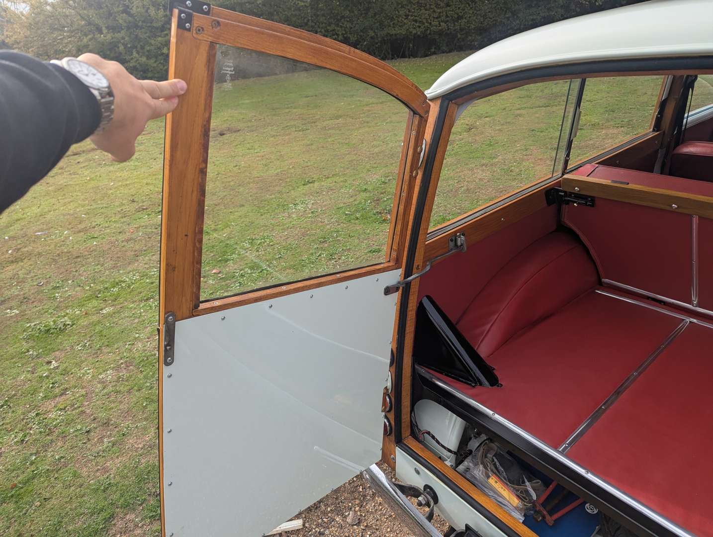 <p>1971 MORRIS MINOR 1000 TRAVELLER</p>