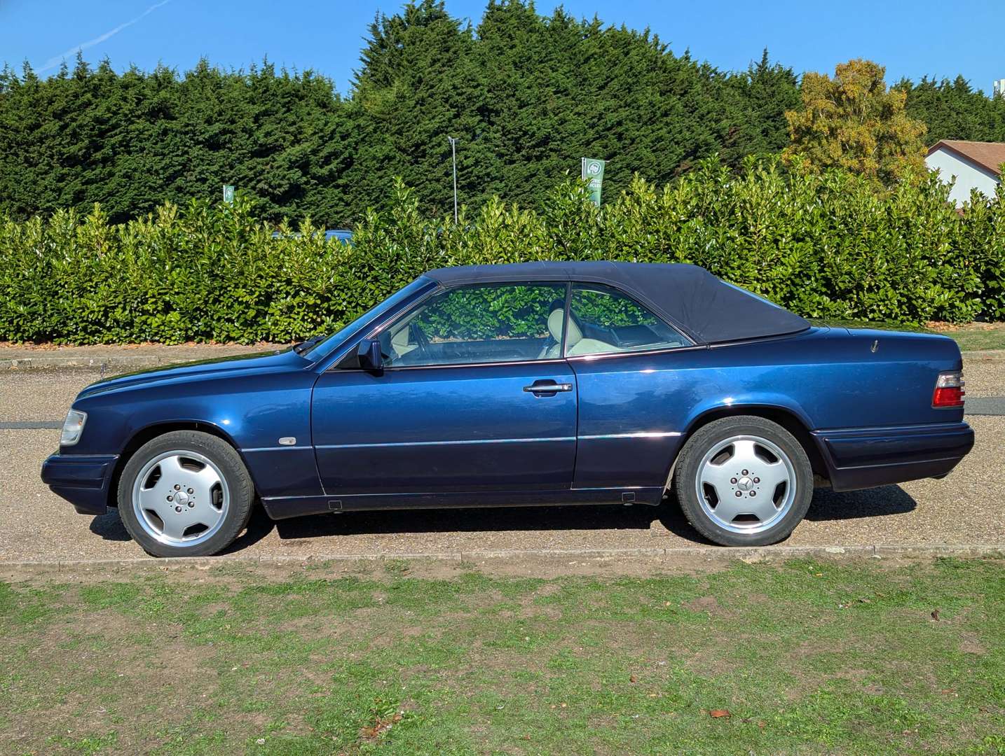<p>1996 MERCEDES E220 CABRIOLET AUTO</p>