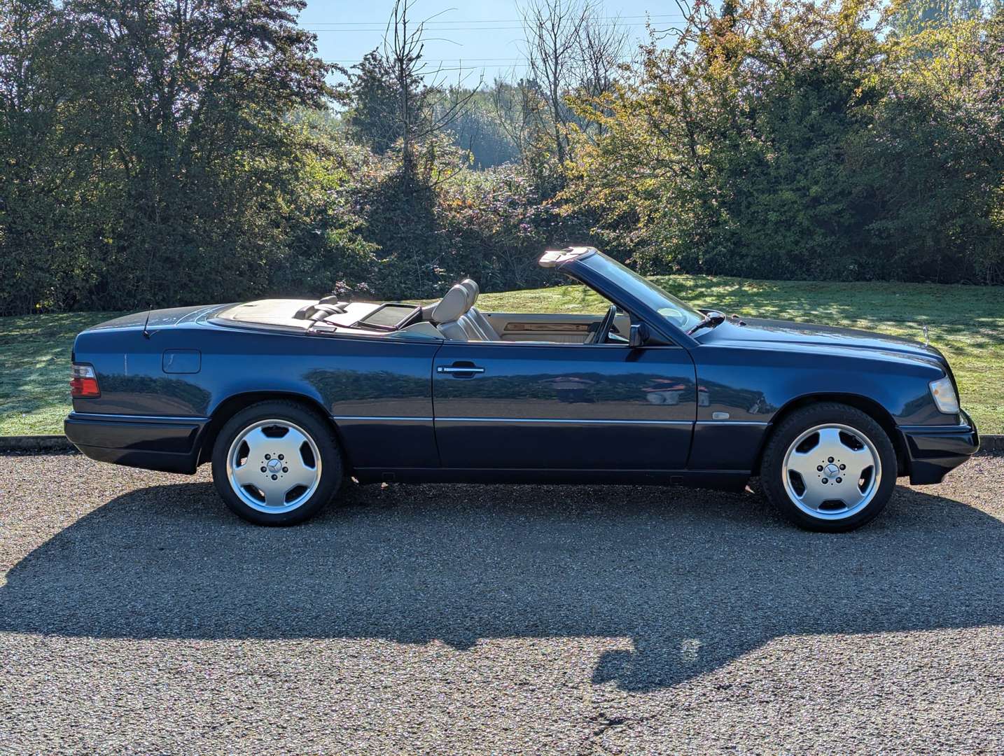 <p>1996 MERCEDES E220 CABRIOLET AUTO</p>