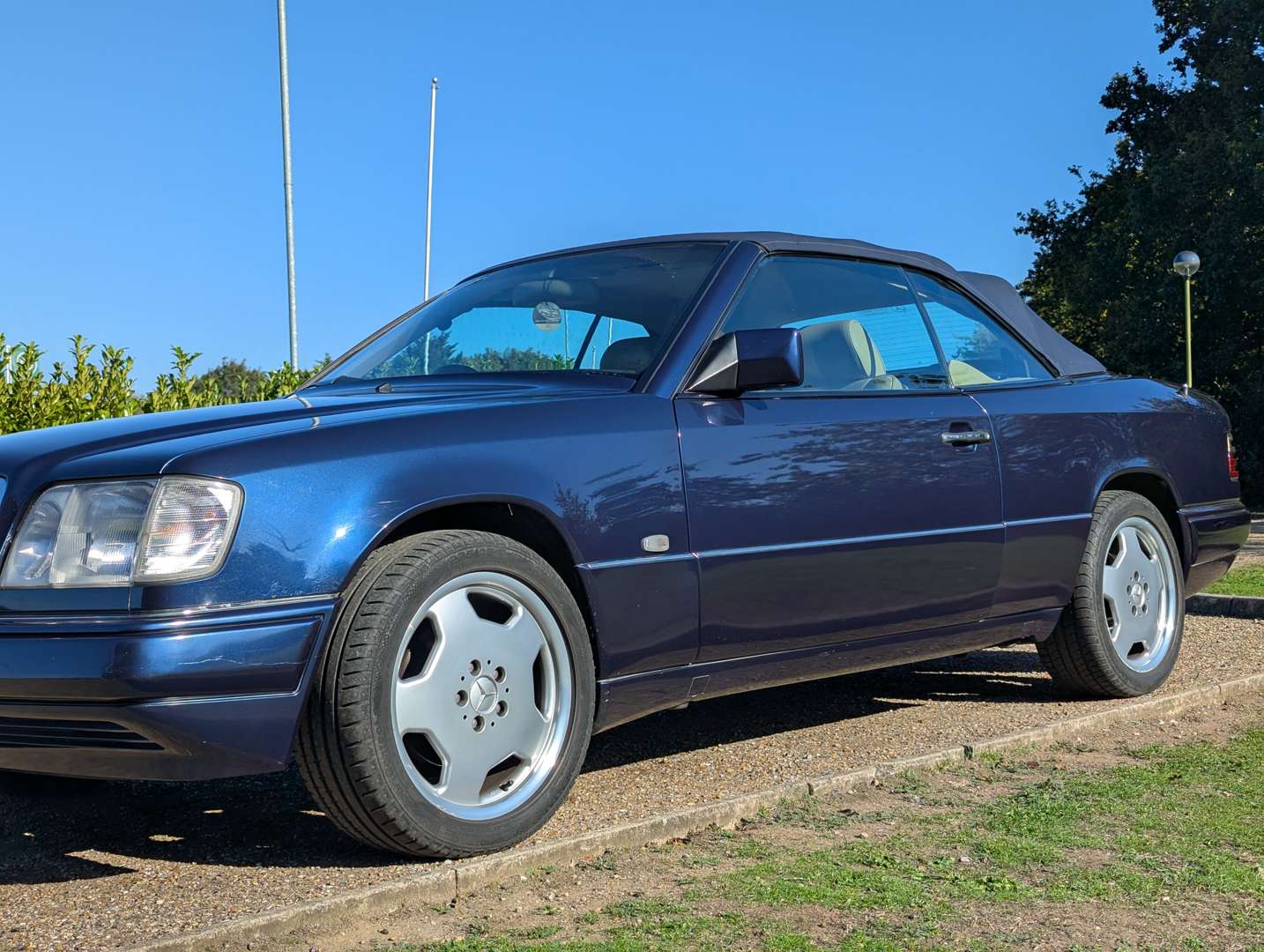<p>1996 MERCEDES E220 CABRIOLET AUTO</p>