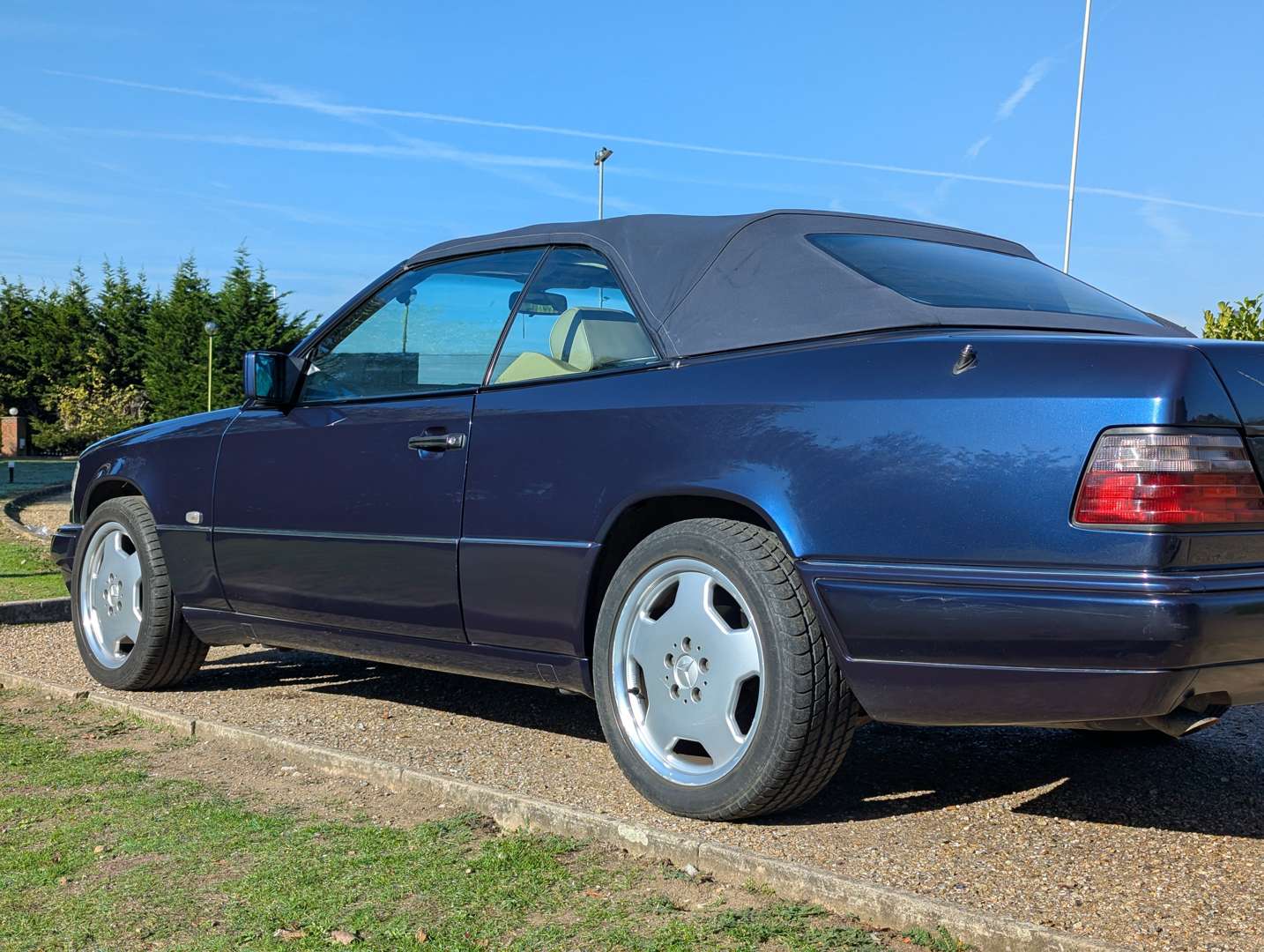<p>1996 MERCEDES E220 CABRIOLET AUTO</p>