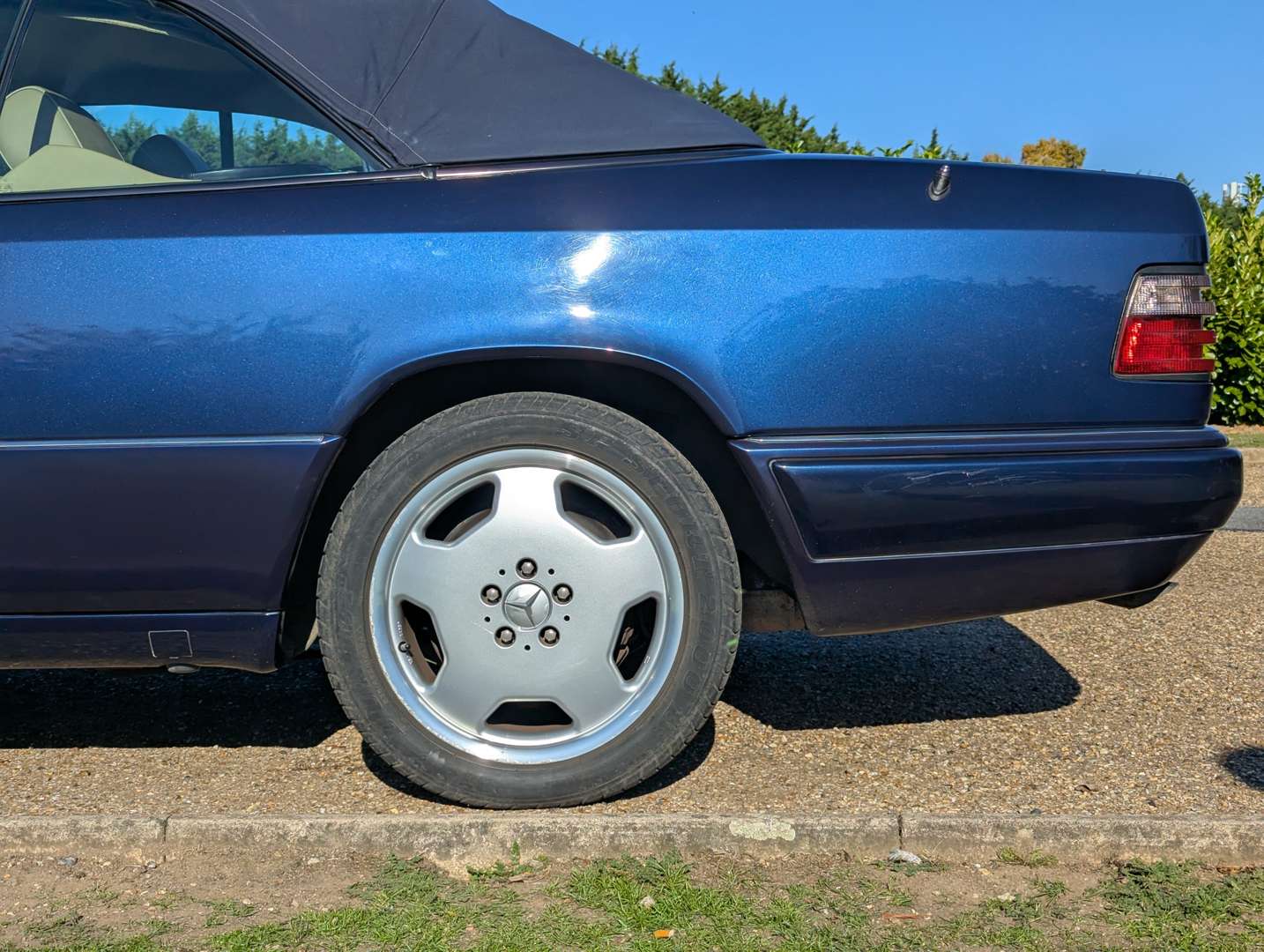 <p>1996 MERCEDES E220 CABRIOLET AUTO</p>