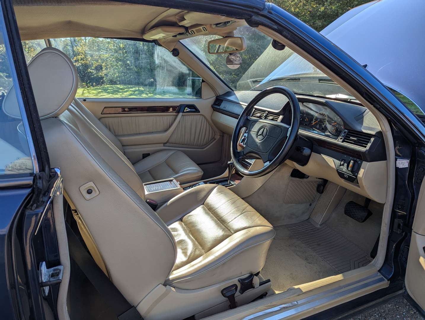 <p>1996 MERCEDES E220 CABRIOLET AUTO</p>