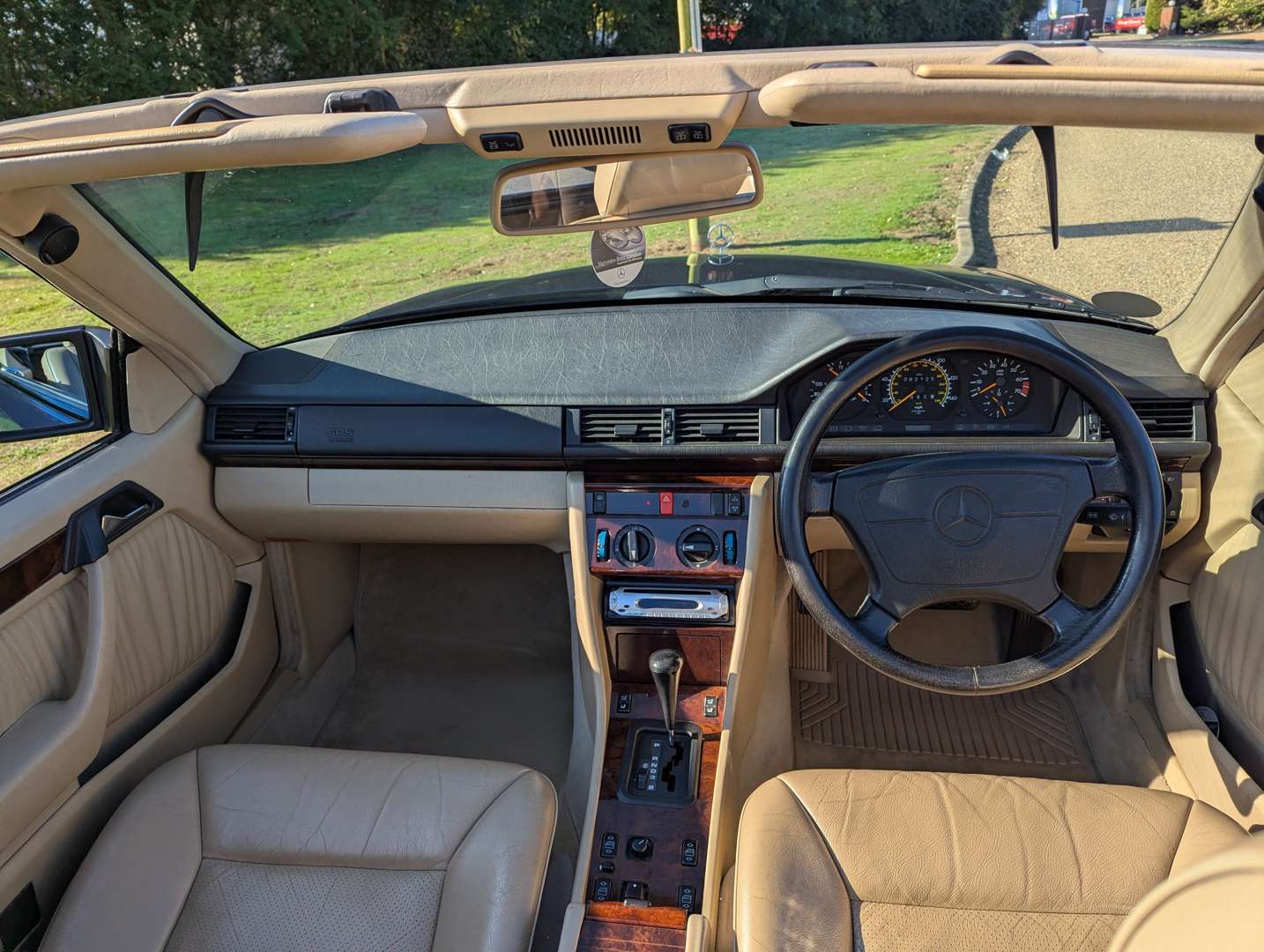<p>1996 MERCEDES E220 CABRIOLET AUTO</p>