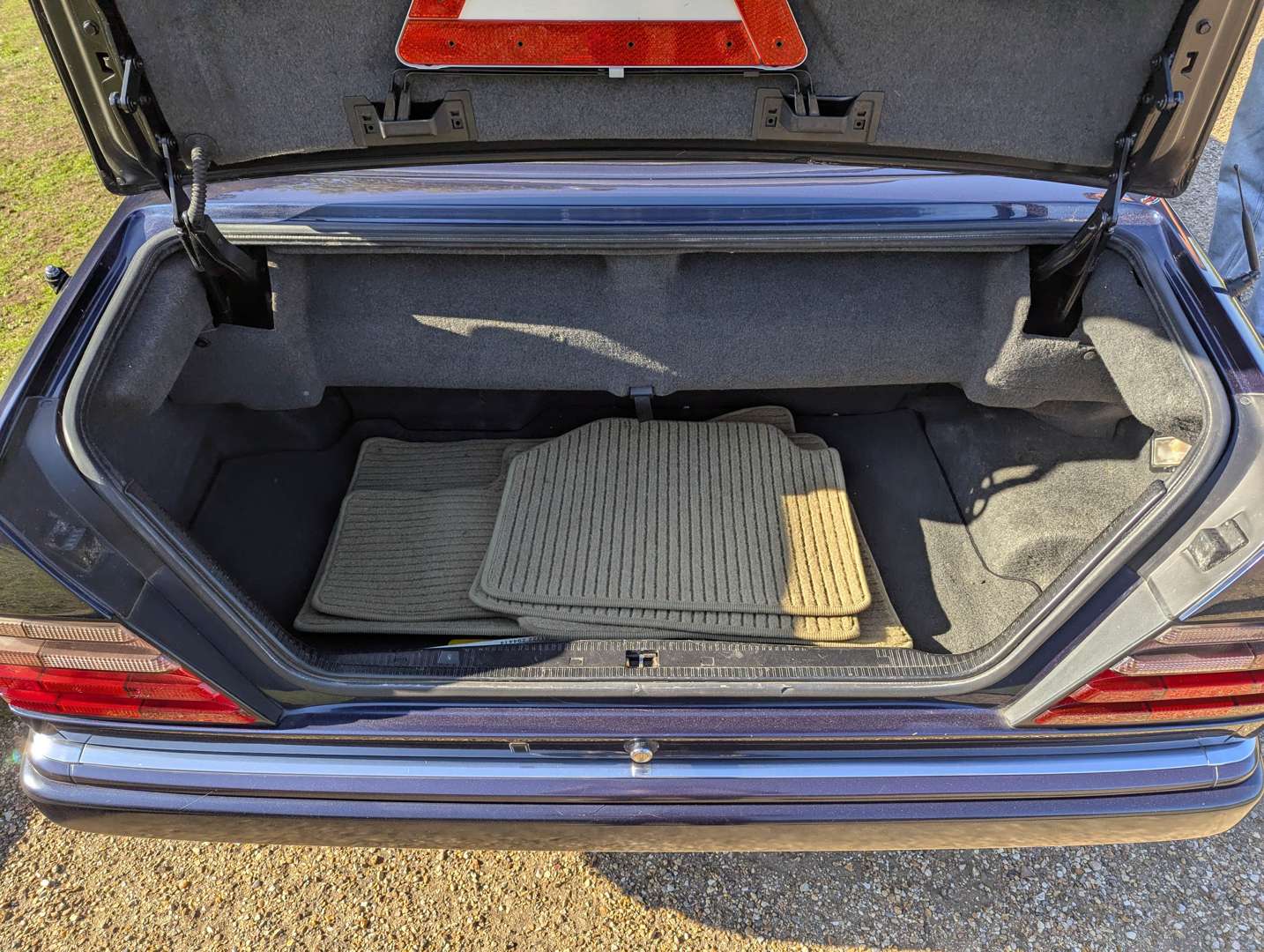 <p>1996 MERCEDES E220 CABRIOLET AUTO</p>