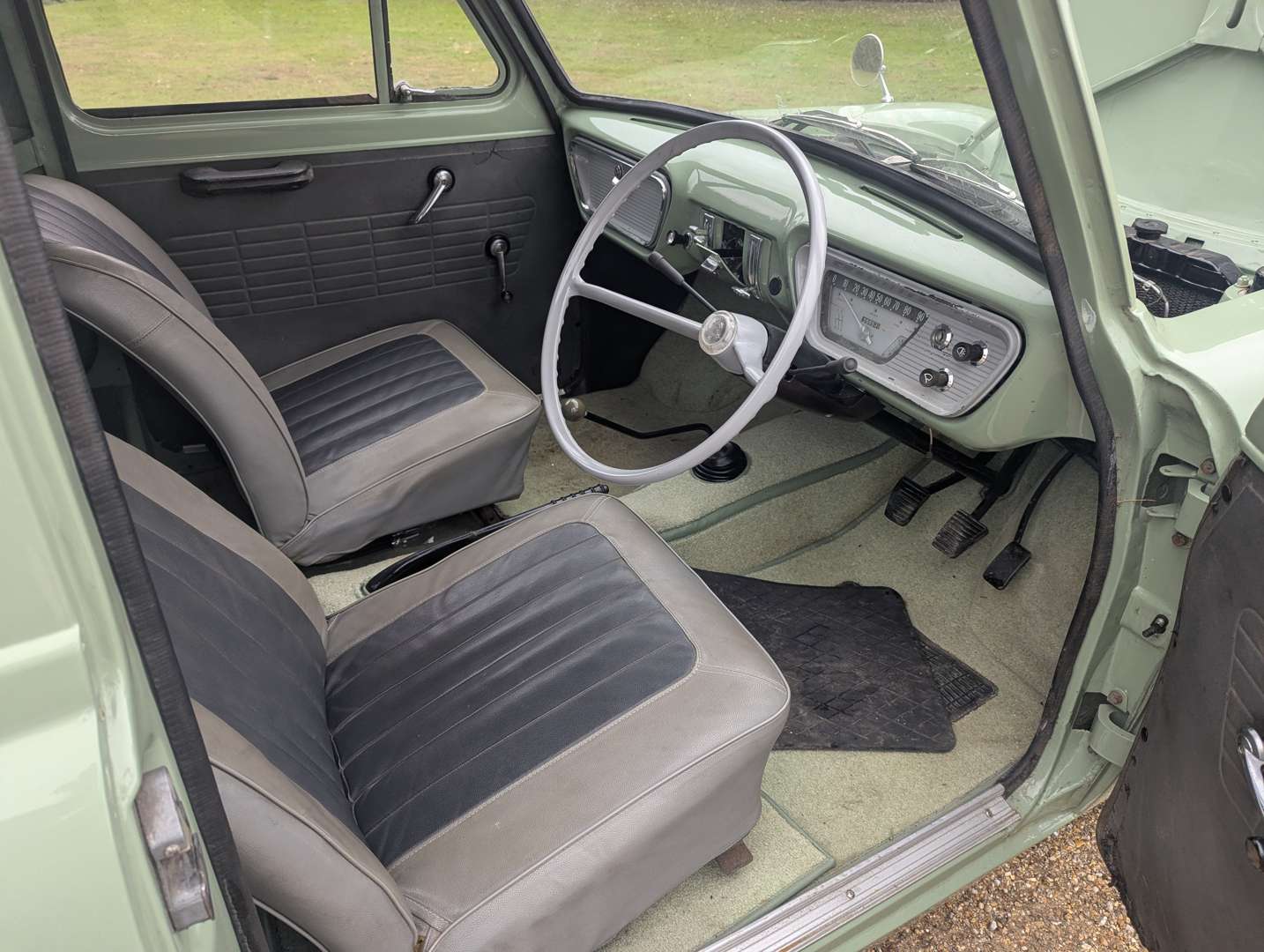 <p>1962 FORD THAMES 307E VAN&nbsp;</p>