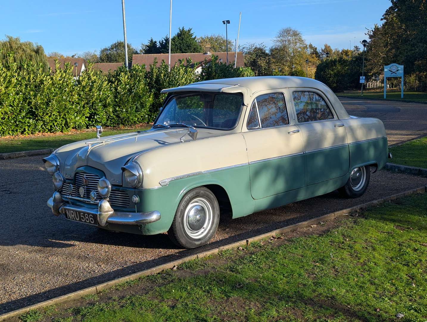 <p>1953 FORD ZEPHYR</p>