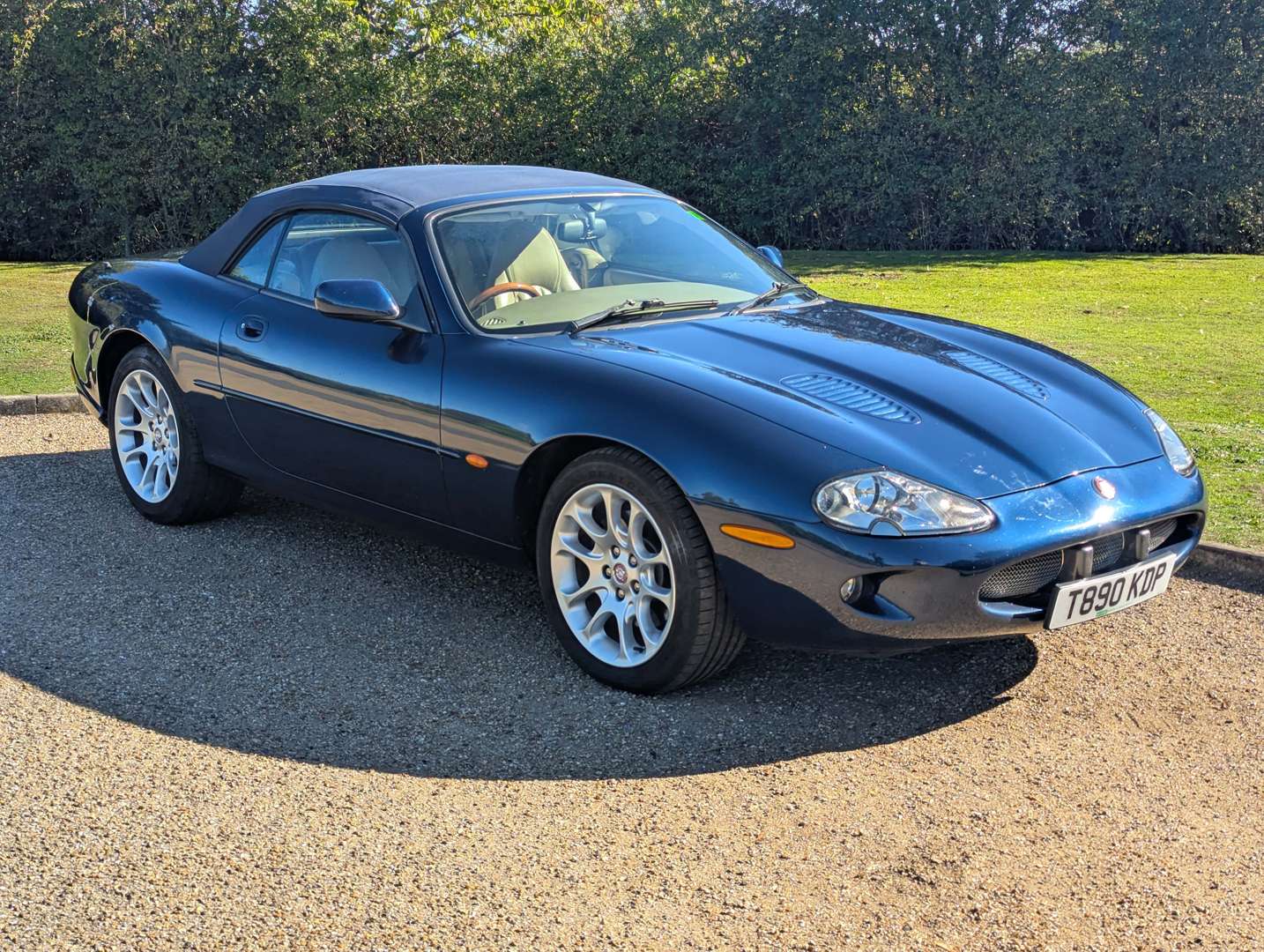 <p>1999 JAGUAR XKR 4.0 AUTO CONVERTIBLE</p>